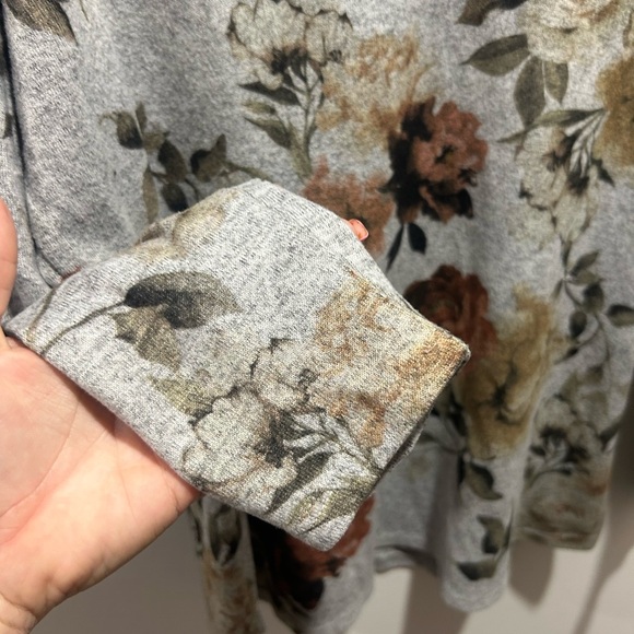 LIVE IN THE MOMENT, size M long sleeve gray floral top, V neck - Picture 2 of 6